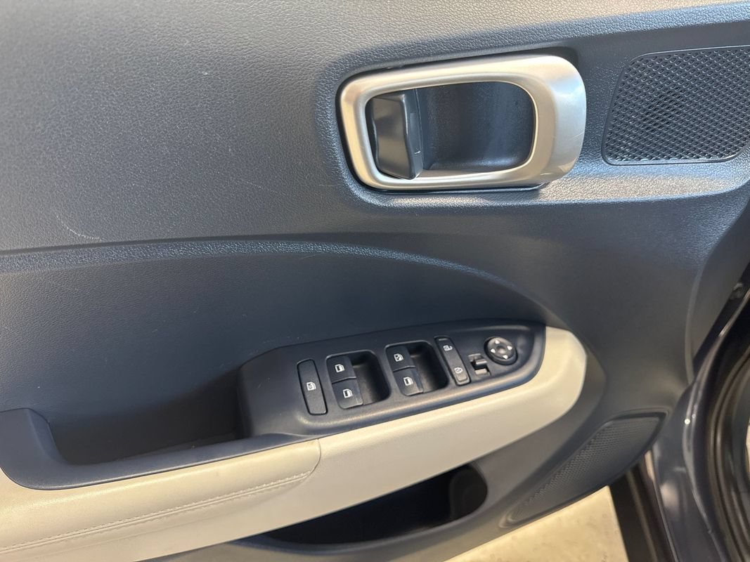 Used 2024 Hyundai Venue Limited FWD image 16