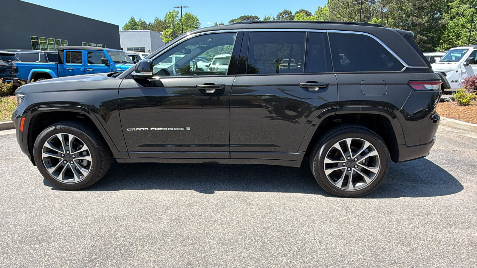 Used 2025 Jeep Grand Cherokee Overland w/ Luxury Tech Group IV AWD/4WD image 11