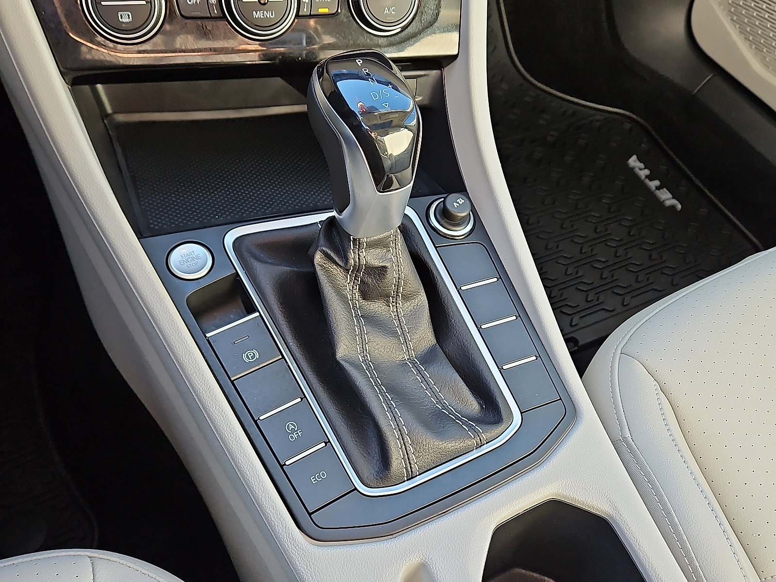 Certified 2024 Volkswagen Jetta SE image 13