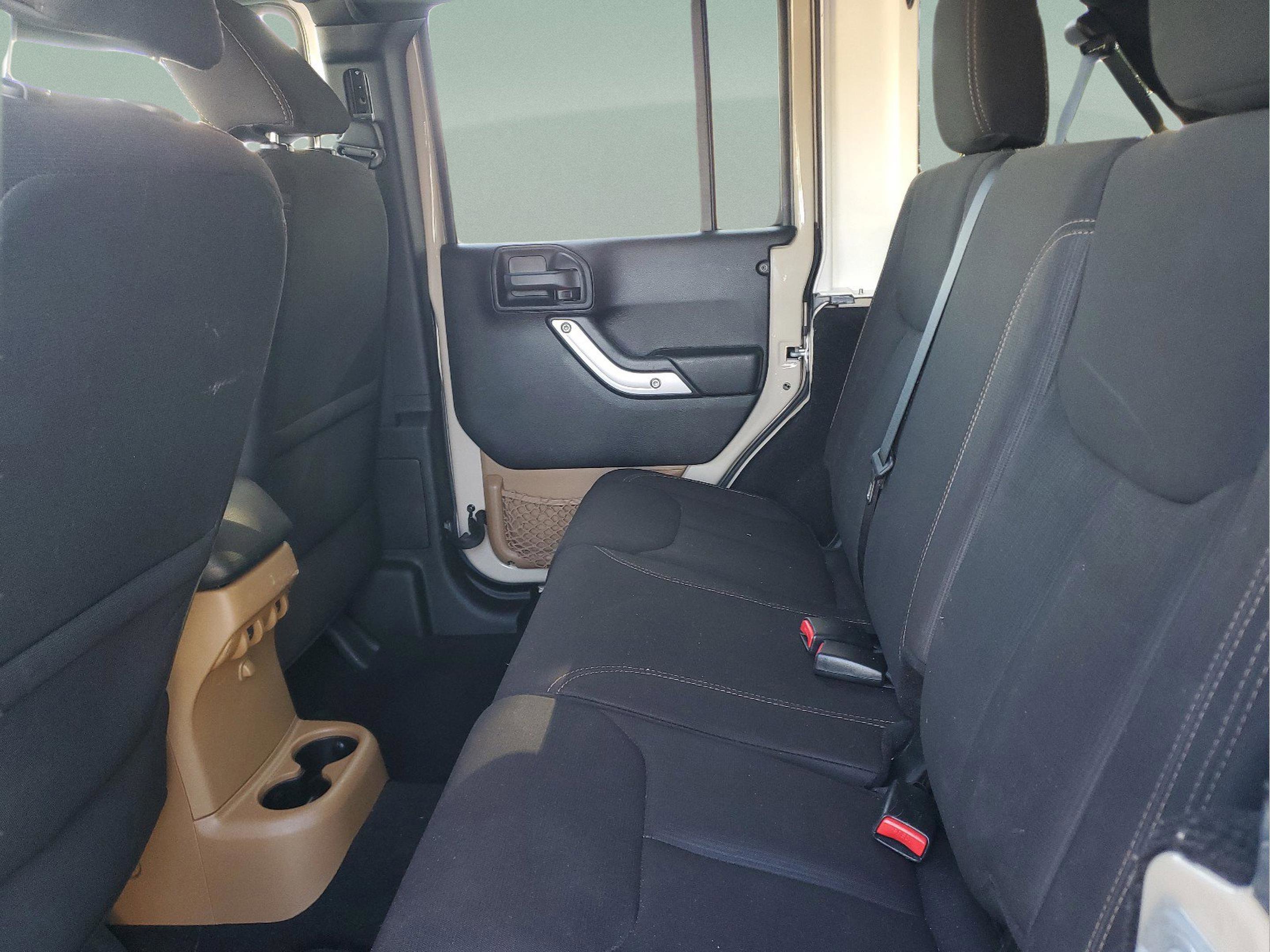 Used 2016 Jeep Wrangler Unlimited Sahara w/ Connectivity Group AWD/4WD image 8