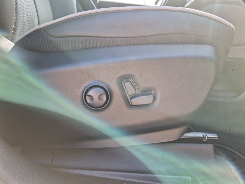 New 2025 Chrysler Pacifica Limited w/ Trailer Tow Group FWD image 30