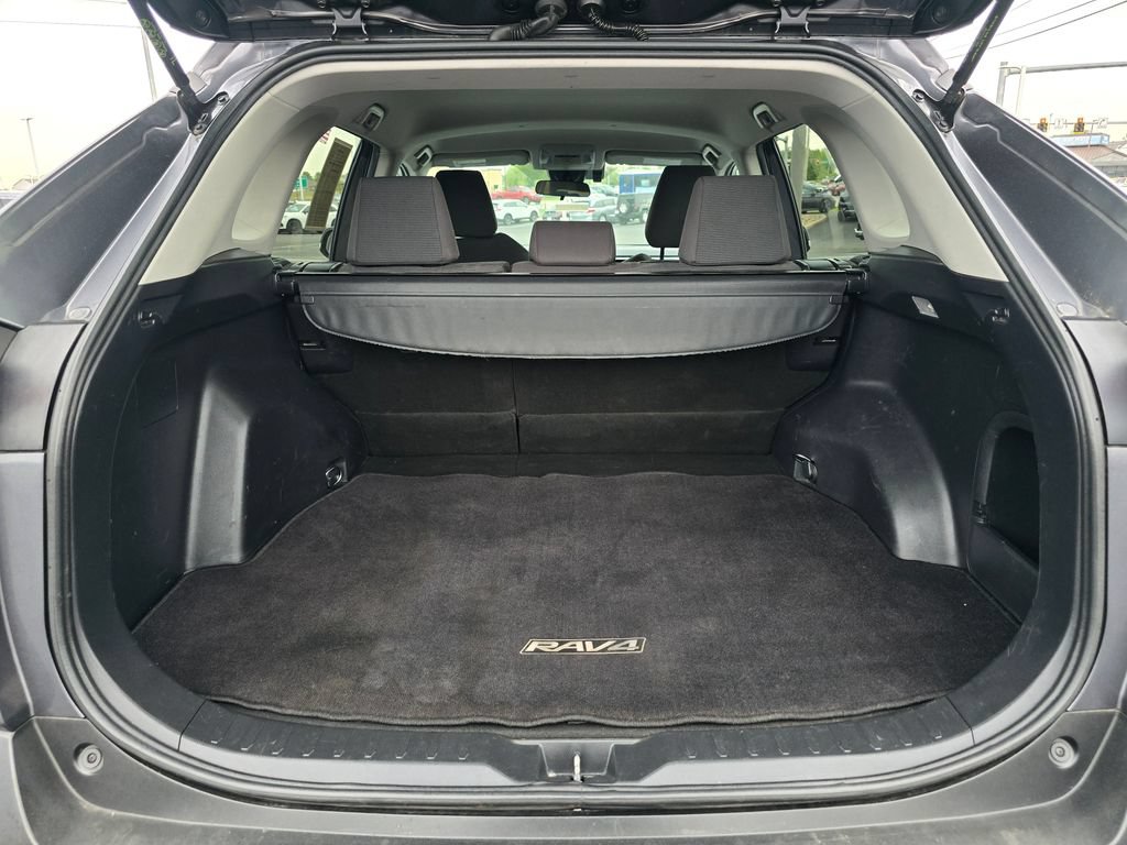 Used 2020 Toyota RAV4 LE AWD/4WD image 14