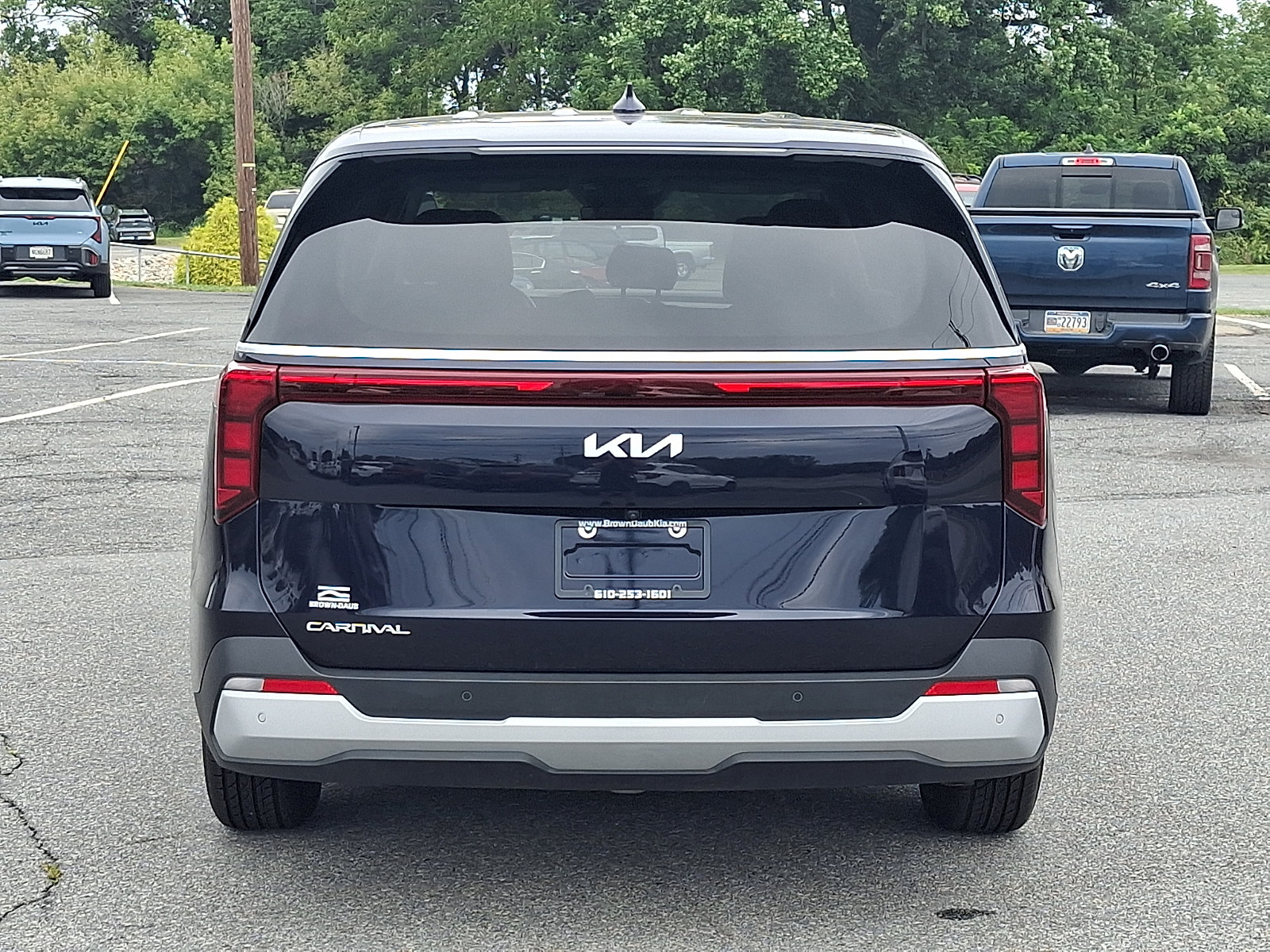 Used 2025 Kia Carnival FWD image 5