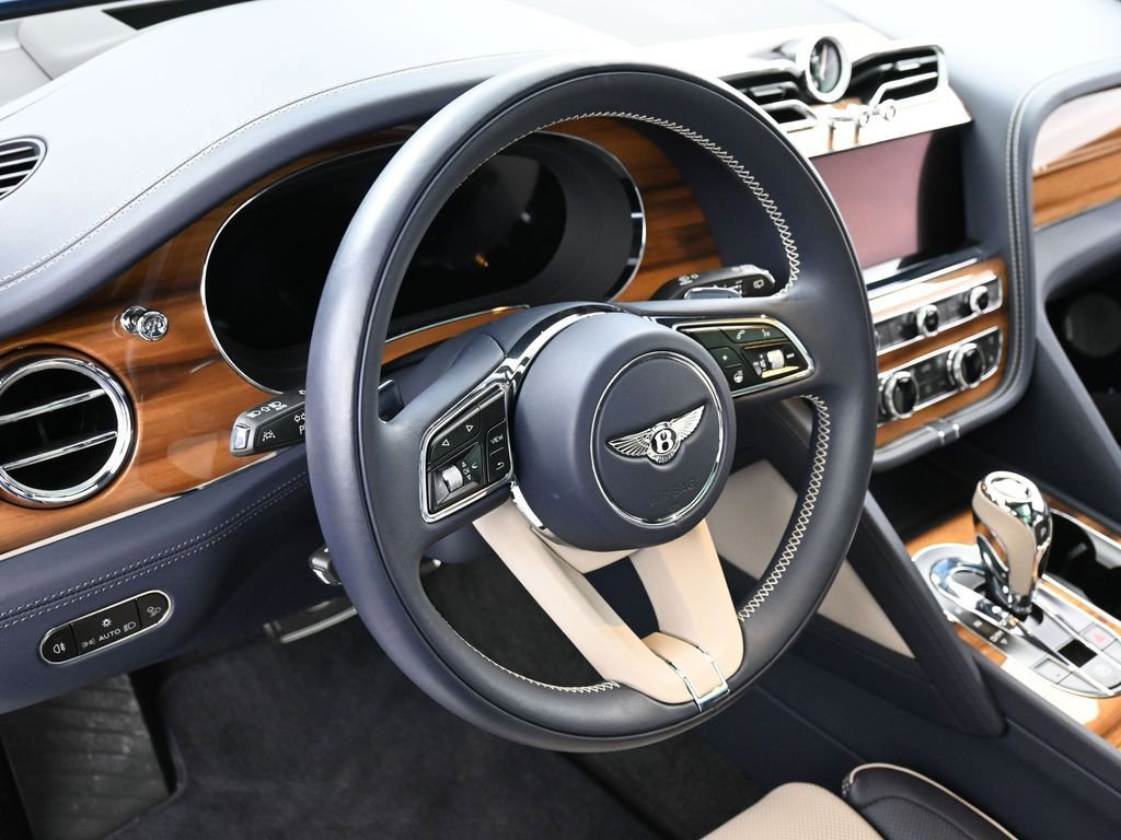 Used 2025 Bentley Bentayga AWD/4WD image 18