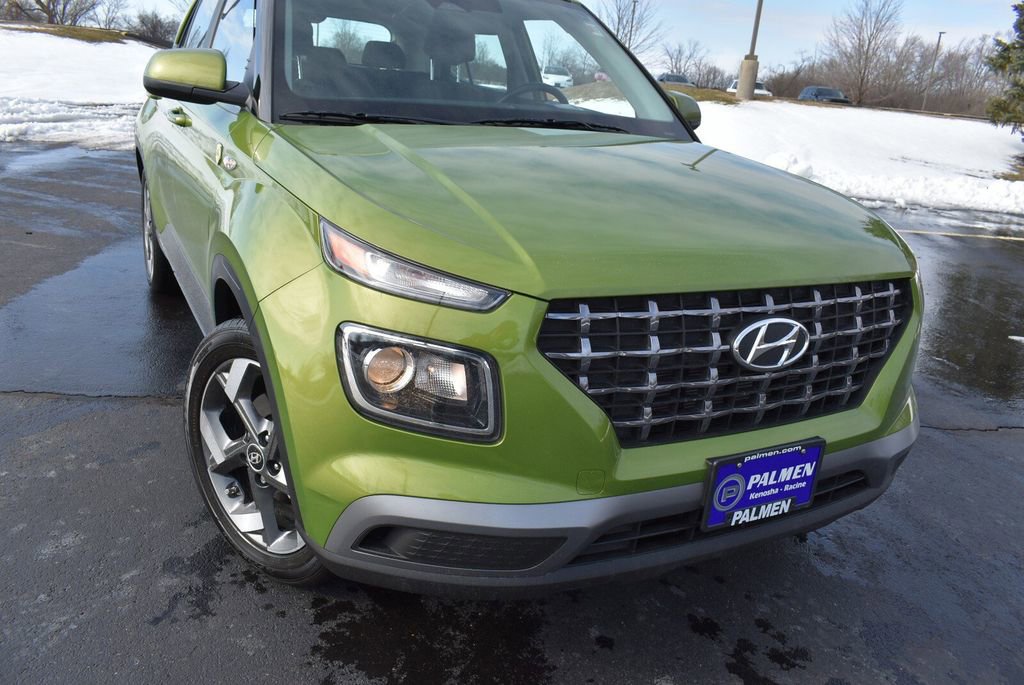 Used 2024 Hyundai Venue SEL image 2