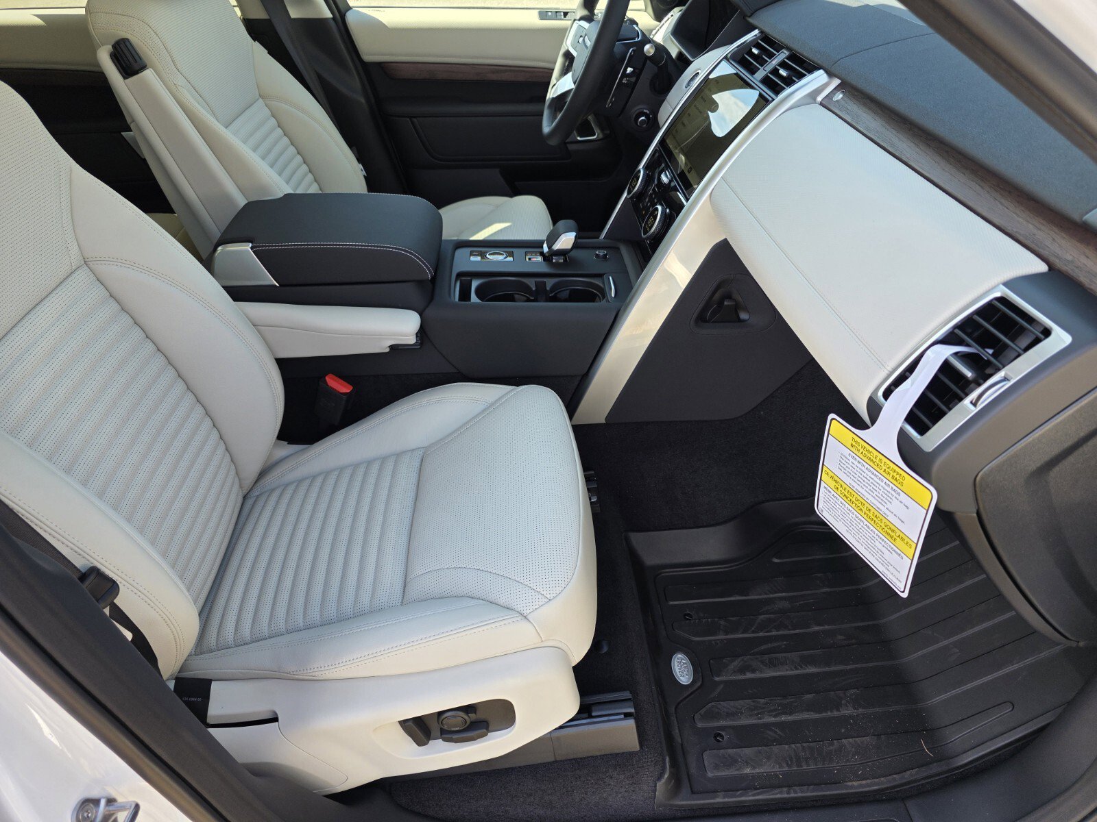 Used 2026 Land Rover Discovery Dynamic SE image 3