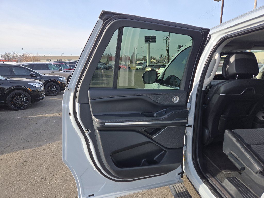 Used 2025 Lincoln Navigator L Reserve image 13
