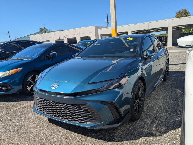 Used 2025 Toyota Camry SE FWD image 2