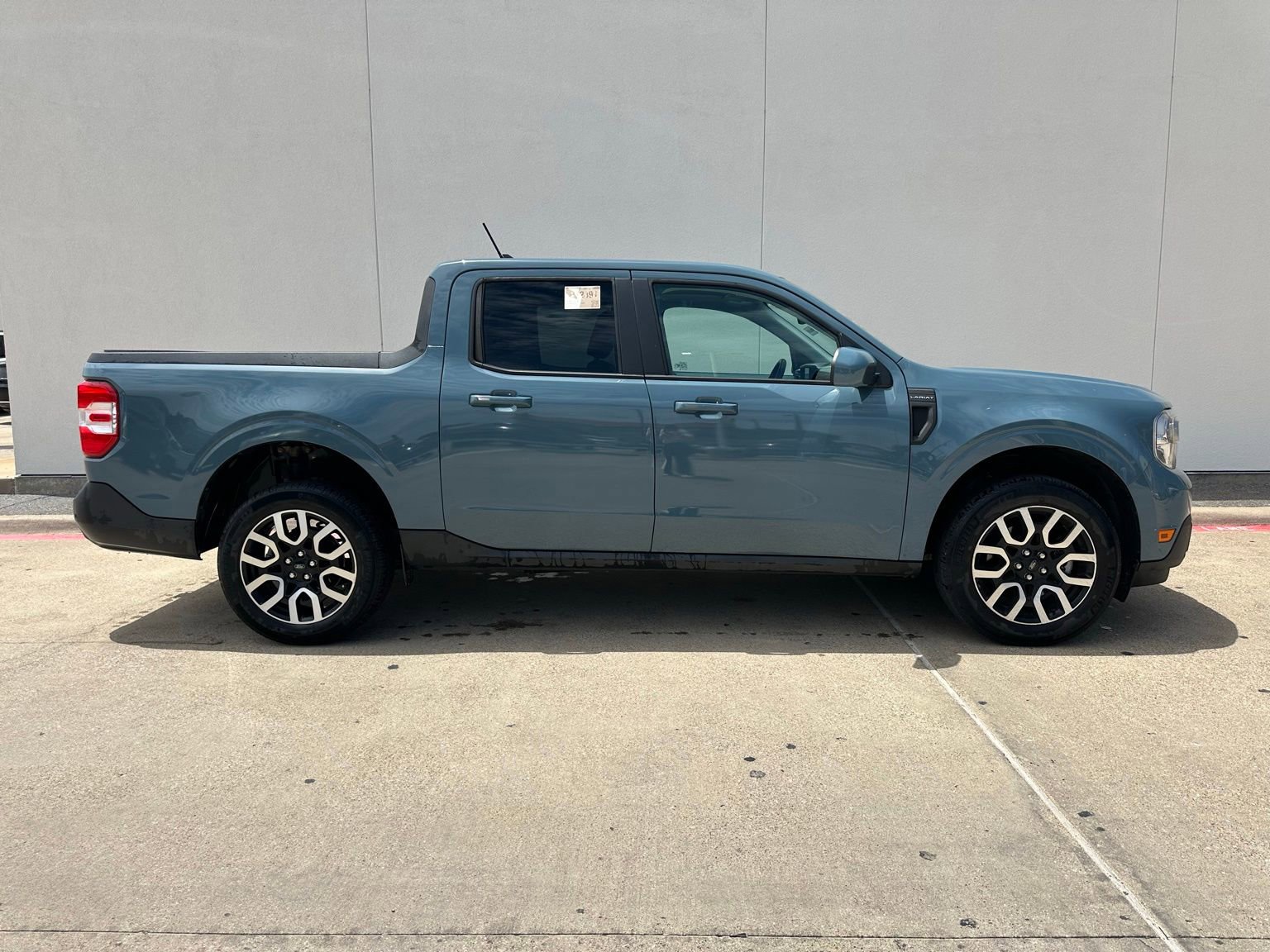 Used 2022 Ford Maverick Lariat w/ Lariat Luxury Package FWD image 2