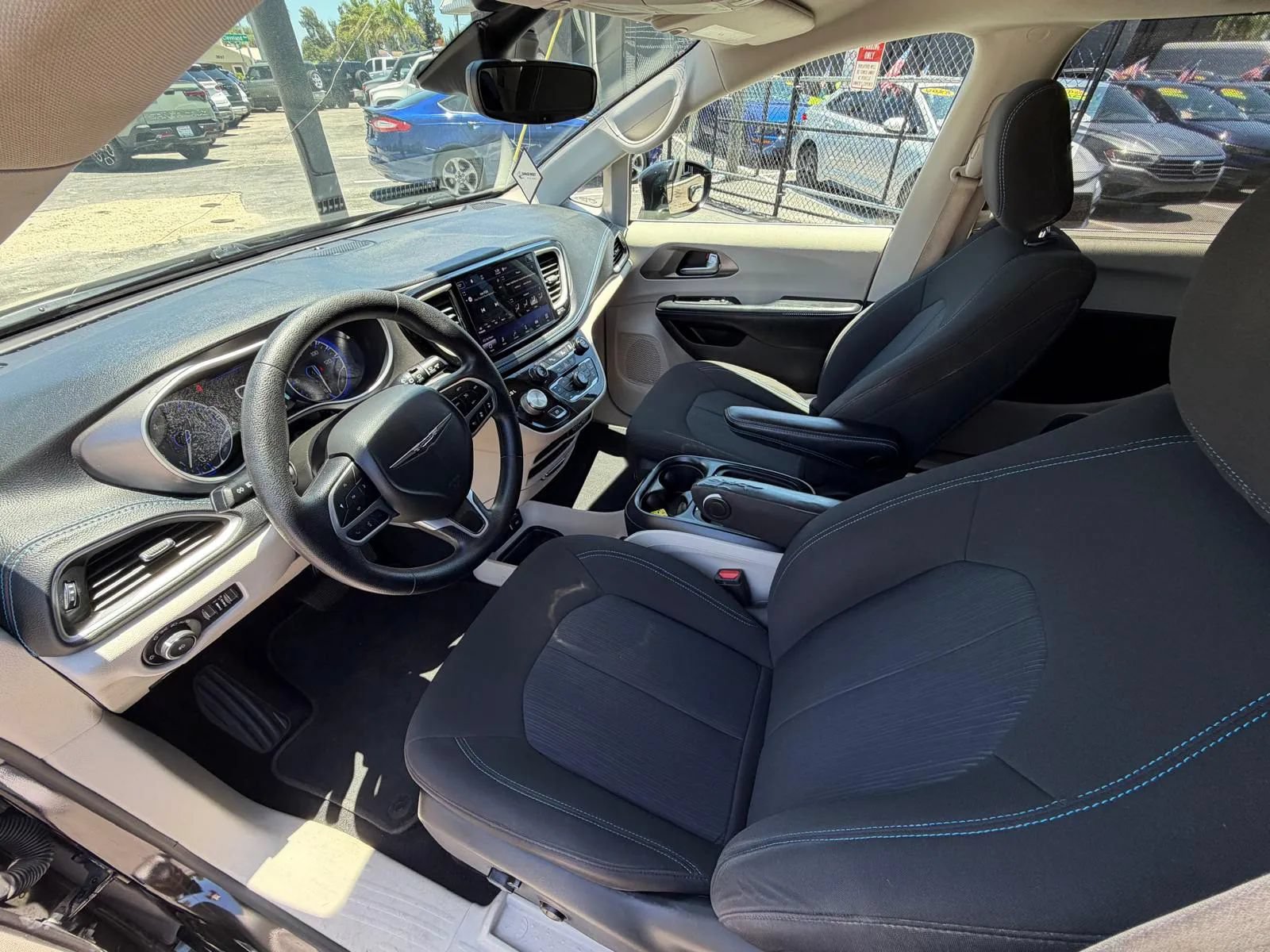 Used 2021 Chrysler Pacifica Touring FWD image 11
