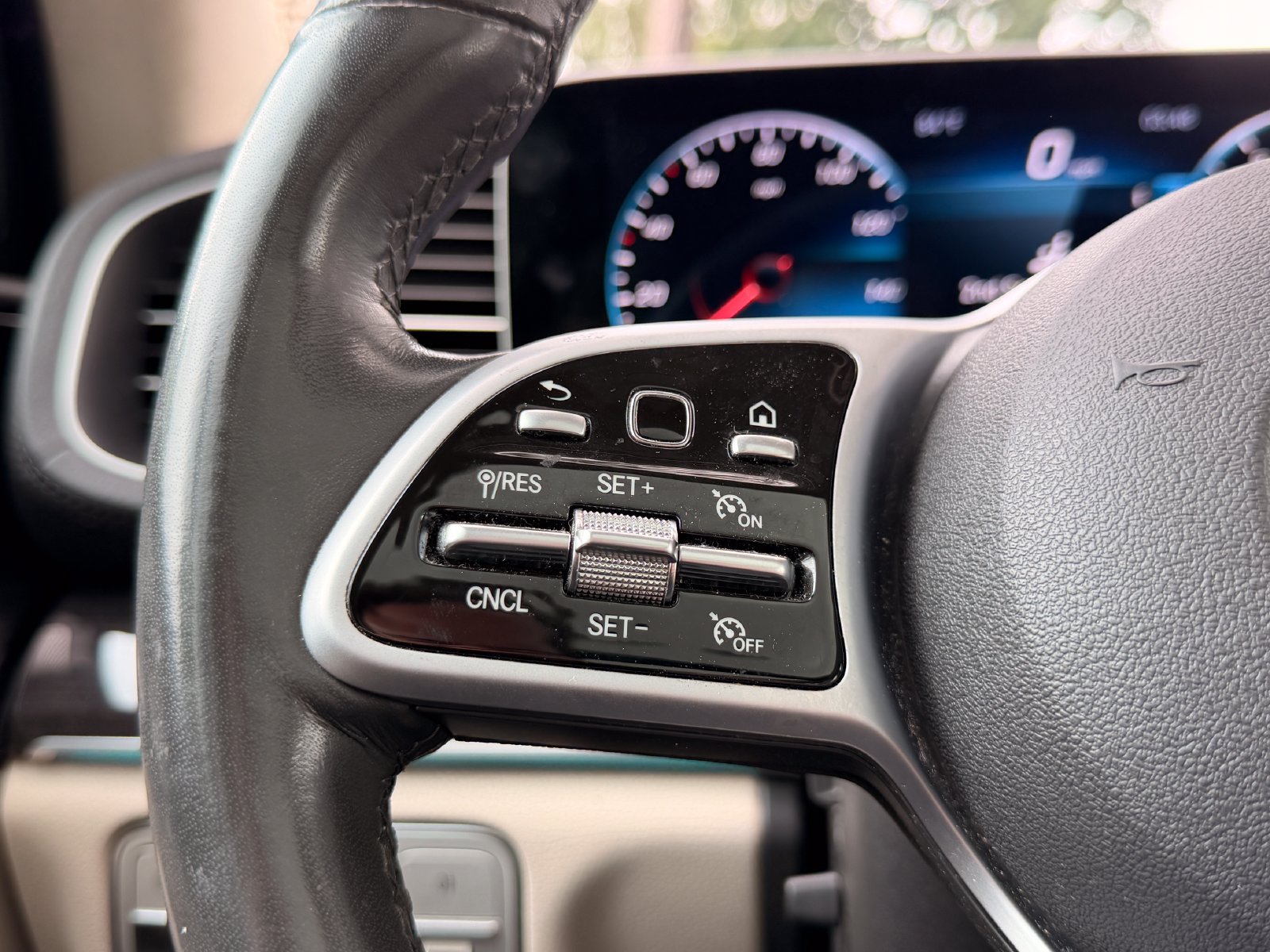 Used 2020 Mercedes-Benz GLS 450 4MATIC image 25