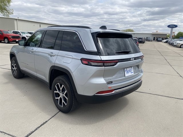 Used 2024 Jeep Grand Cherokee Limited AWD/4WD image 12