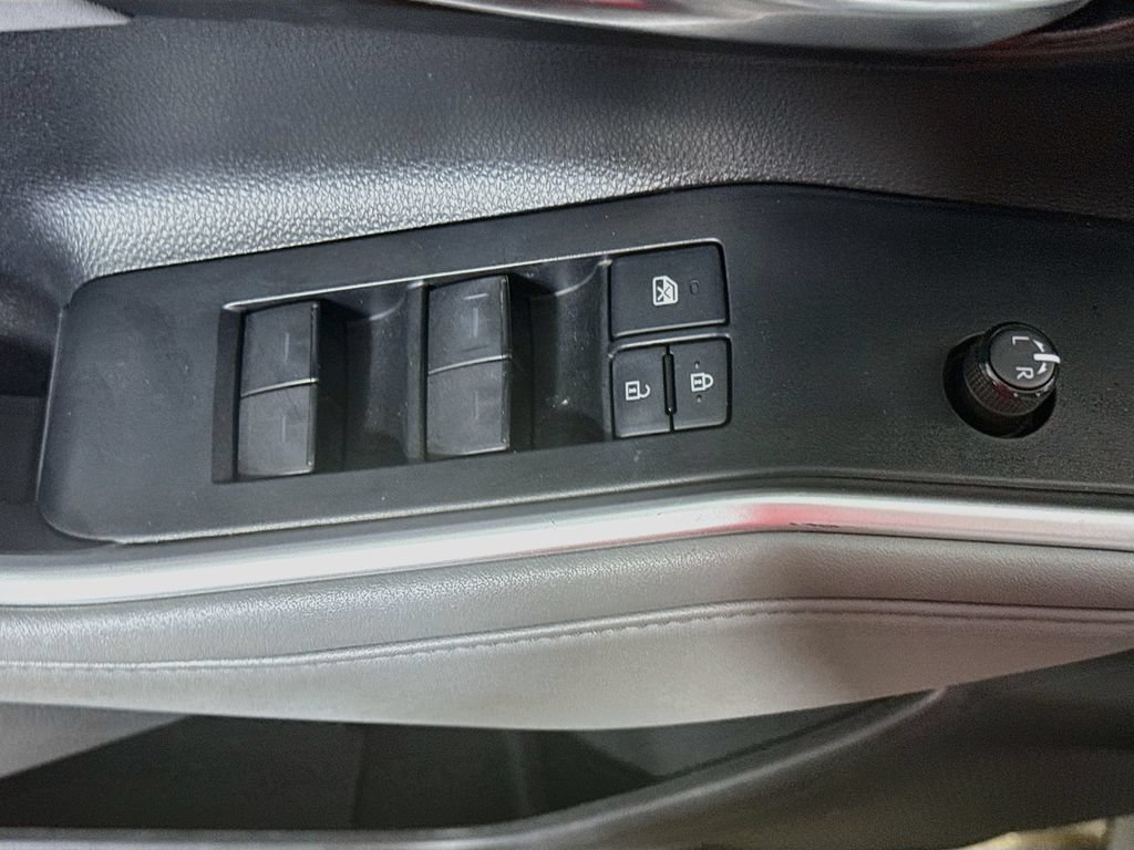 Used 2022 Toyota Highlander XLE FWD image 16