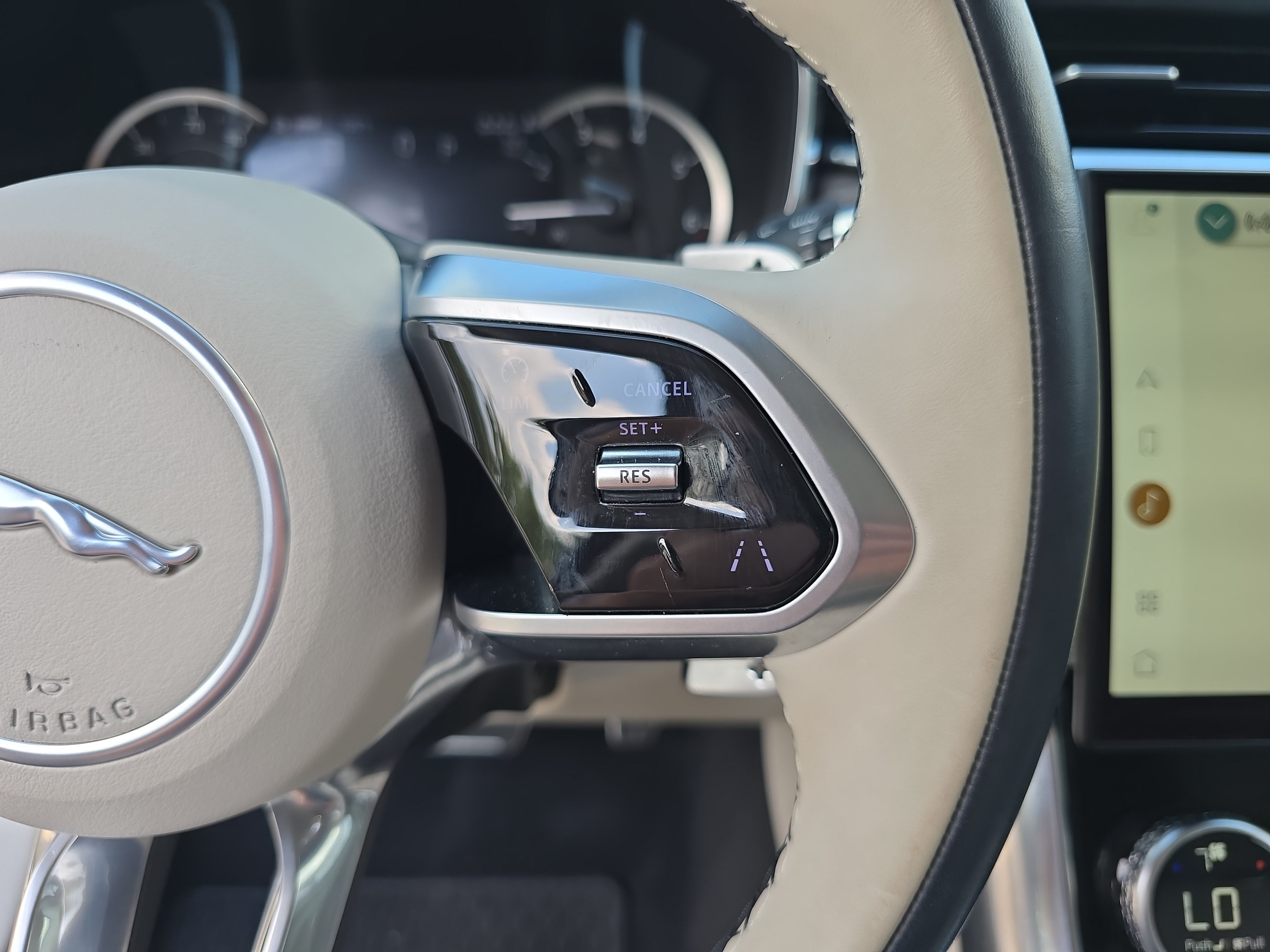 Used 2022 Jaguar XF SE RWD image 18
