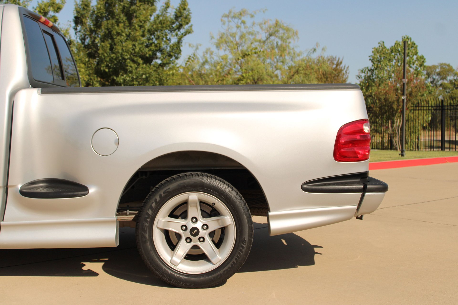 Used 2000 Ford F150 Lightning RWD image 29
