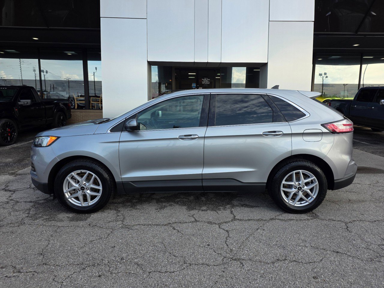 Used 2024 Ford Edge SEL image 3