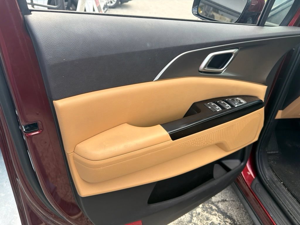 Used 2023 Kia Carnival LX w/ Paint Protection Package FWD image 11