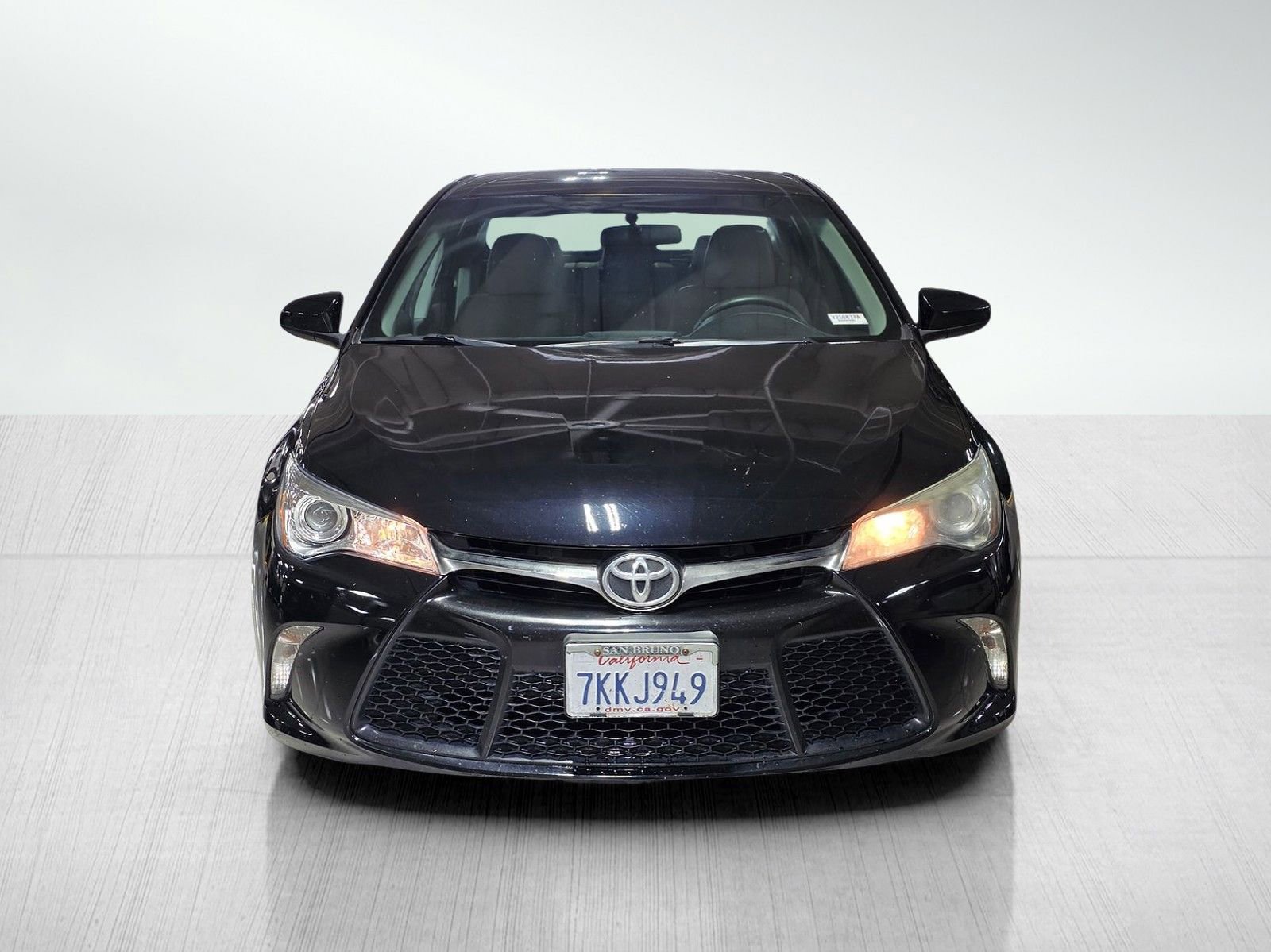 Used 2015 Toyota Camry SE FWD image 2