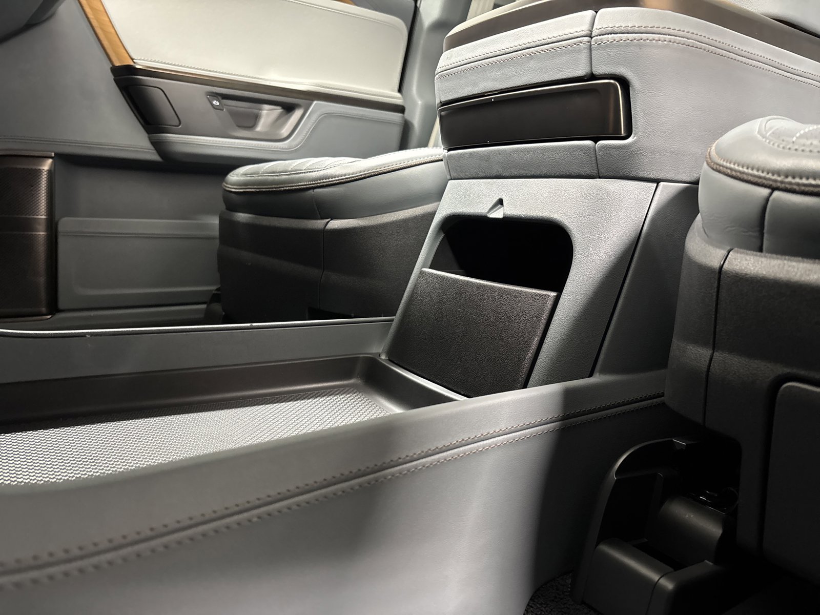 Used 2025 Rivian R1S Premium image 33