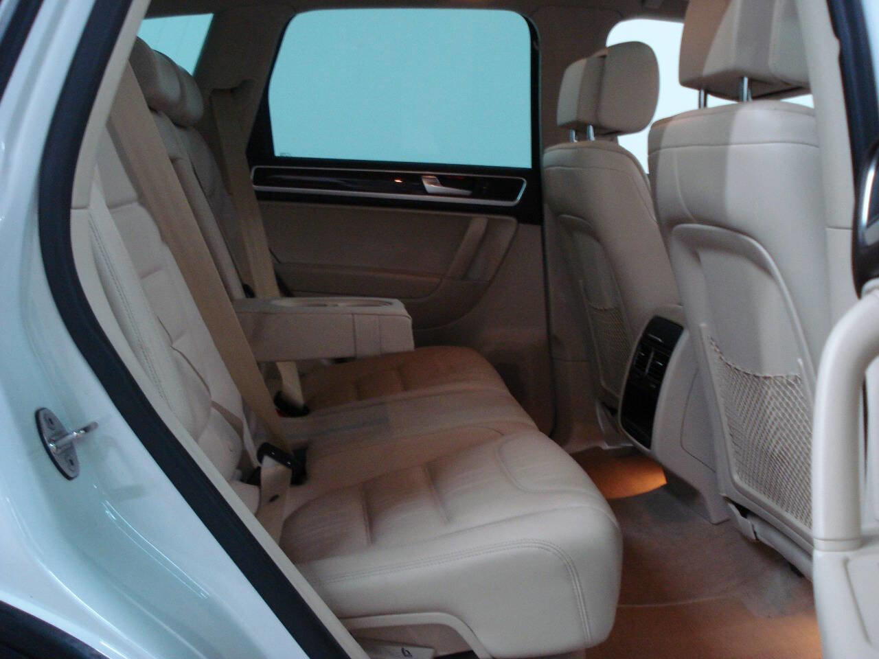 Used 2013 Volkswagen Touareg Sport image 40