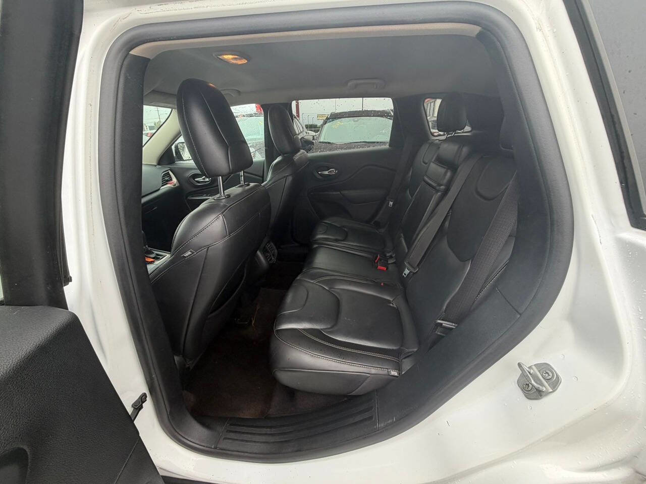 Used 2017 Jeep Cherokee Limited image 12