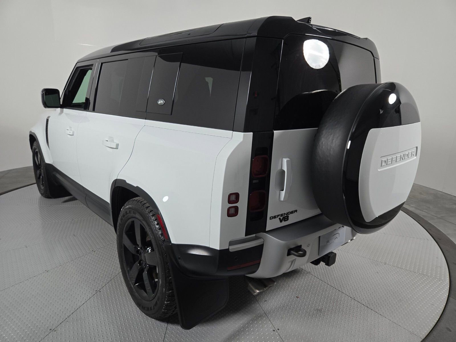 Used 2024 Land Rover Defender 110 SE AWD/4WD image 17