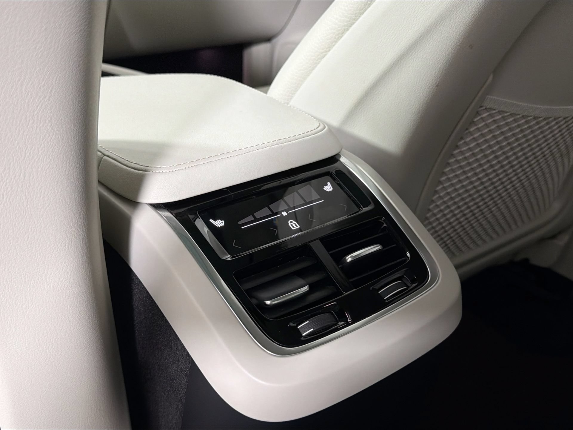 Certified 2024 Volvo XC90 B5 Plus w/ Protection Package AWD/4WD image 25