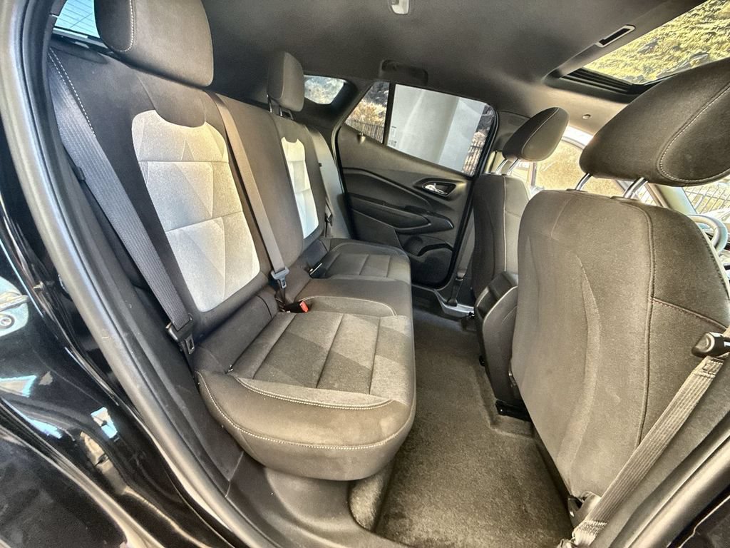 Used 2025 Chevrolet Trax RS w/ Sunroof Package FWD image 17