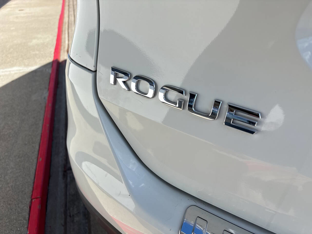 Used 2018 Nissan Rogue SV image 15