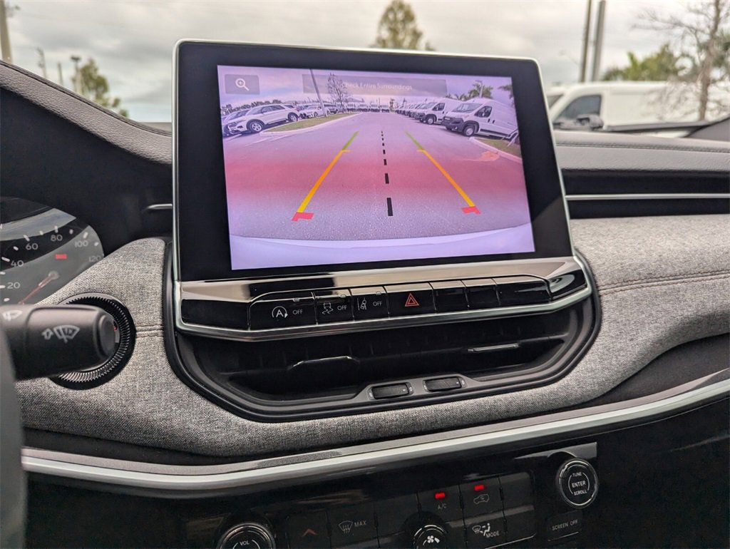 Certified 2024 Jeep Compass Latitude image 30