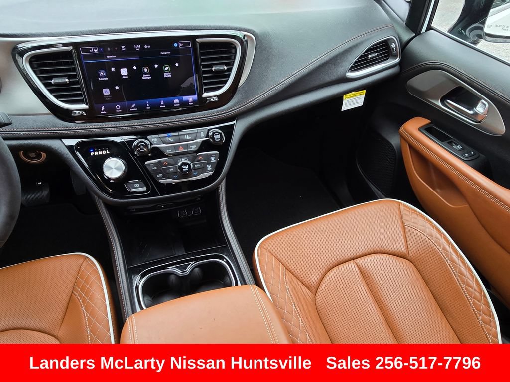 Used 2025 Chrysler Pacifica Pinnacle FWD image 18