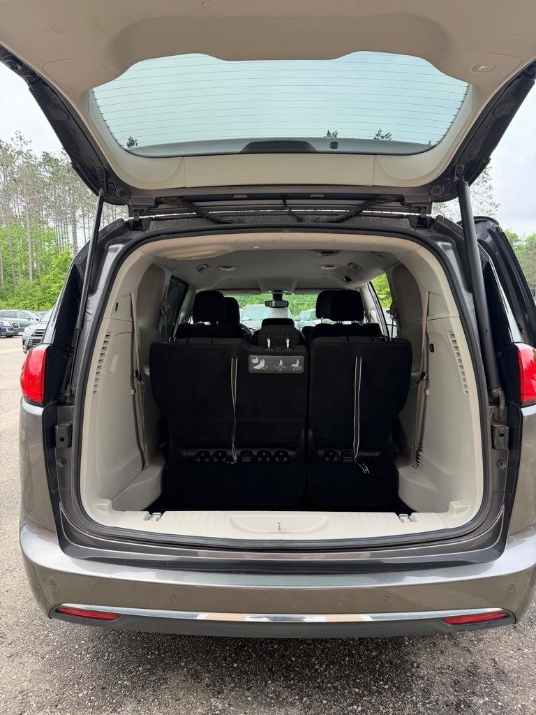 Used 2017 Chrysler Pacifica Touring Plus FWD image 34