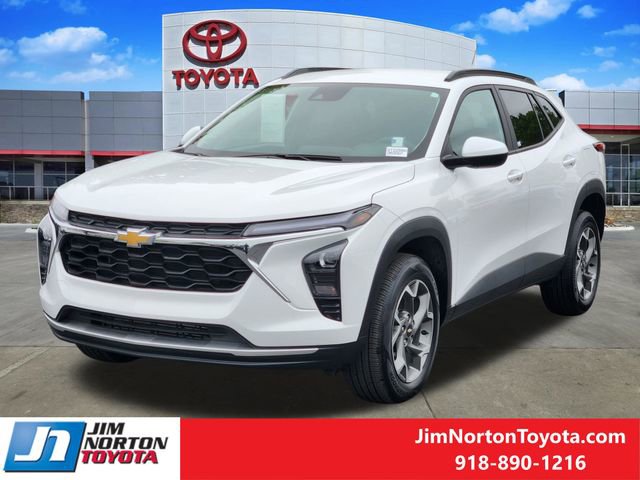 Used 2025 Chevrolet Trax LT w/ Driver Confidence Package FWD image 3
