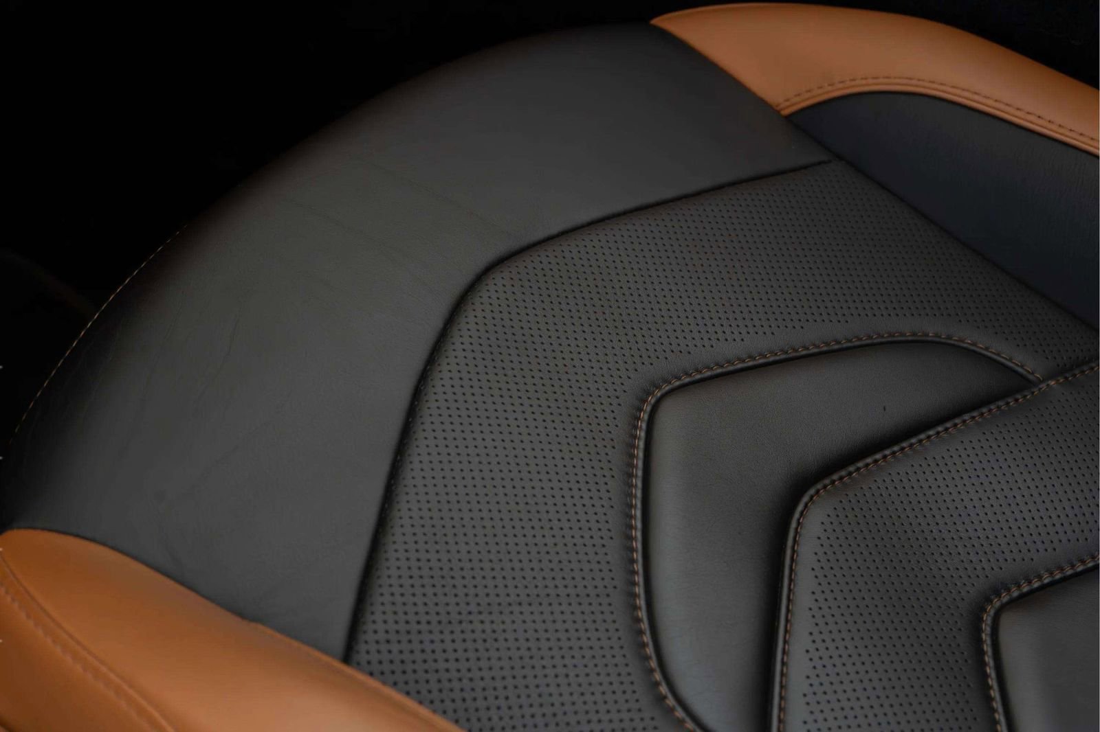 Used 2021 Aston Martin DBS Superleggera Volante image 27