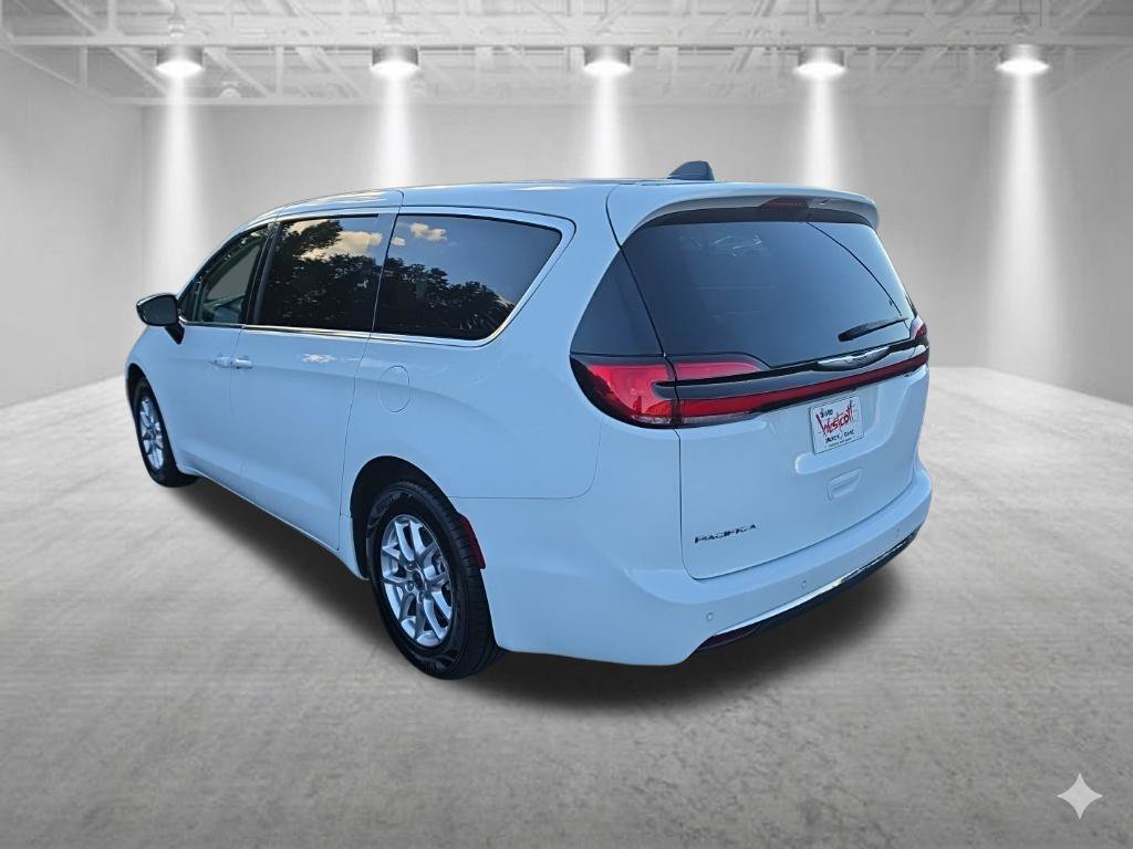 Used 2024 Chrysler Pacifica Touring-L FWD image 6