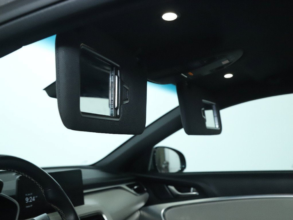 Used 2024 Genesis G70 2.5T image 19