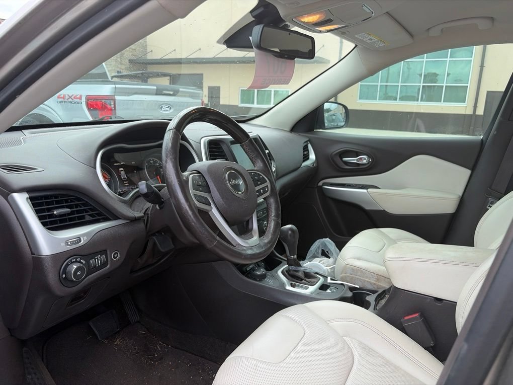 Used 2017 Jeep Cherokee Overland w/ Technology Group AWD/4WD image 6