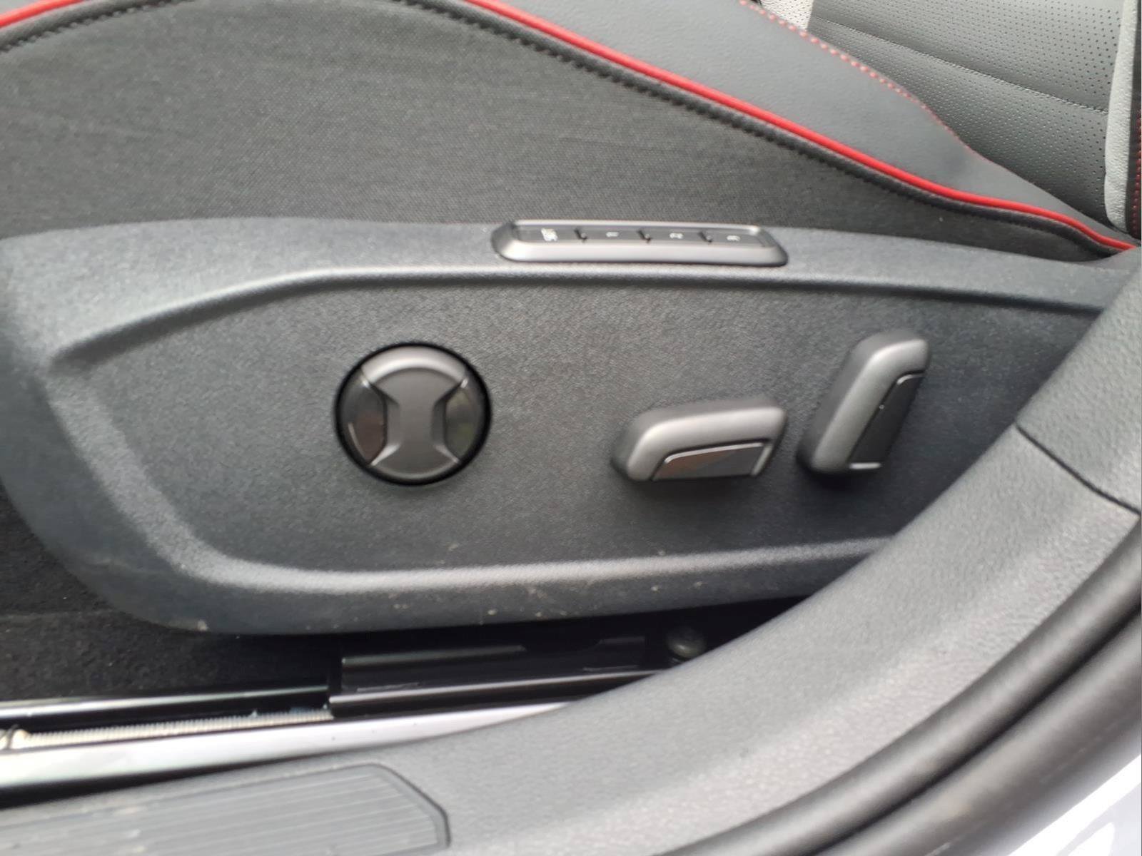 New 2026 Volkswagen GTI SE FWD image 17