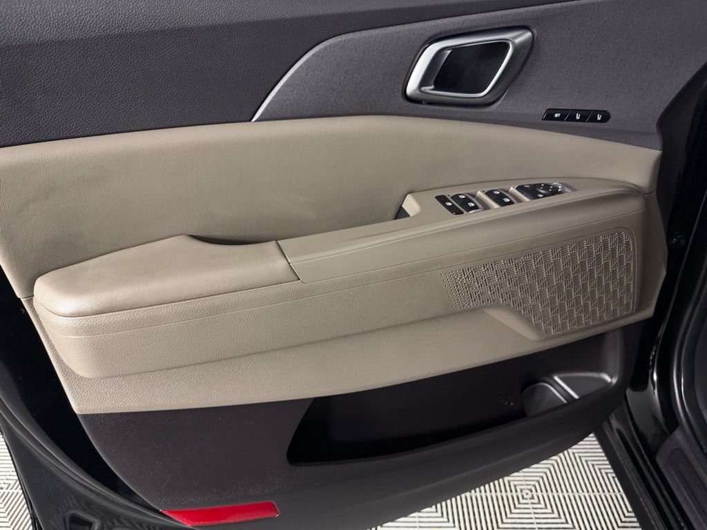 Used 2025 Kia Carnival EX FWD image 28