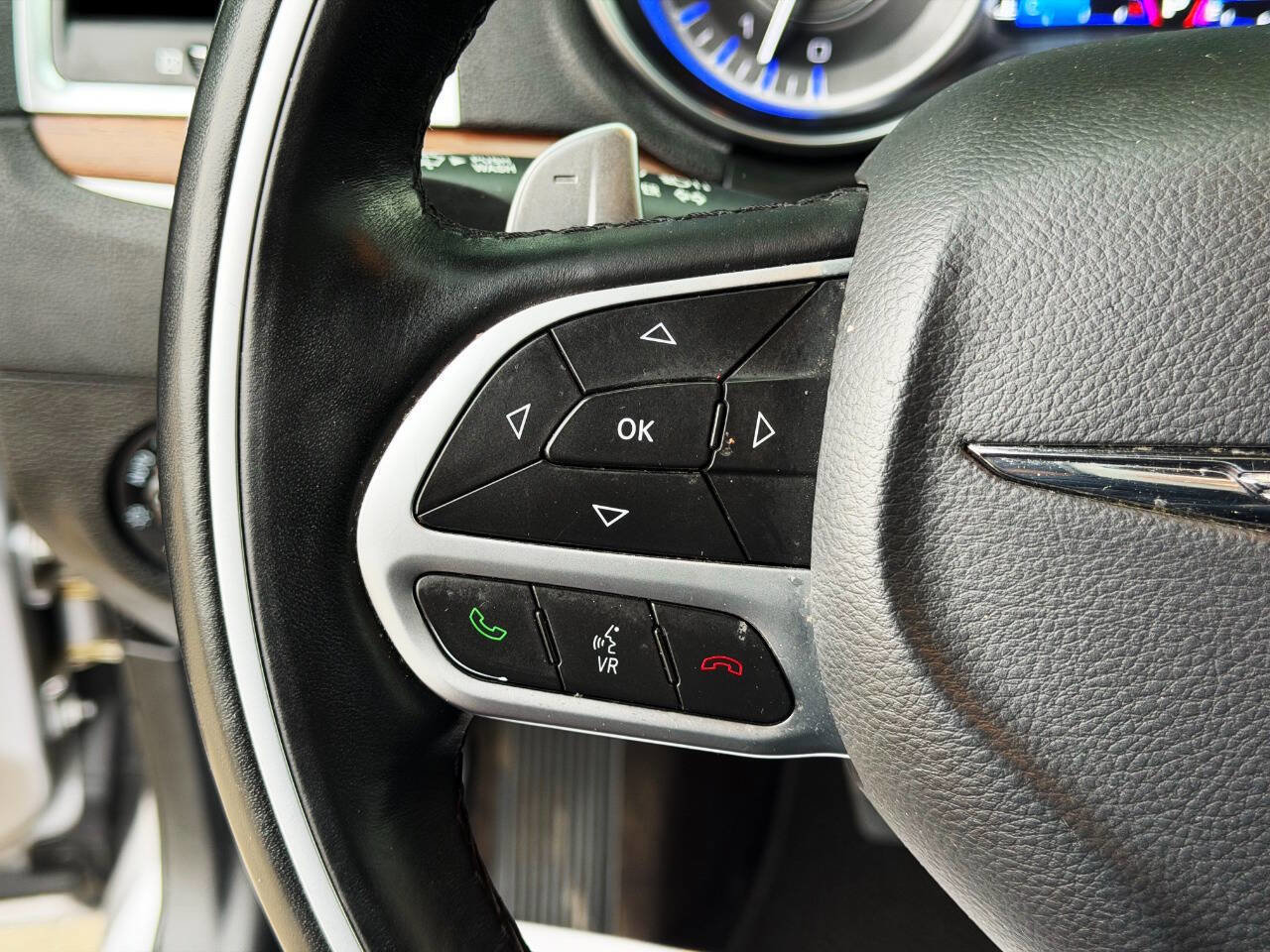 Used 2017 Chrysler 300 C Platinum image 27