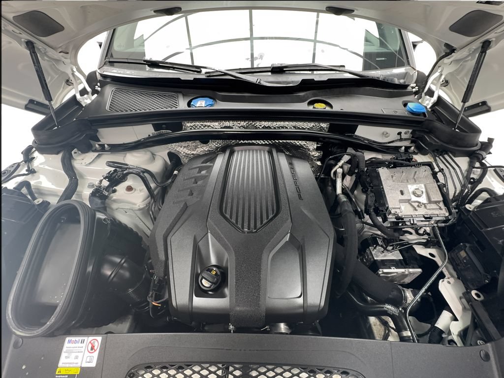 Used 2023 Porsche Macan Turbo AWD/4WD image 18