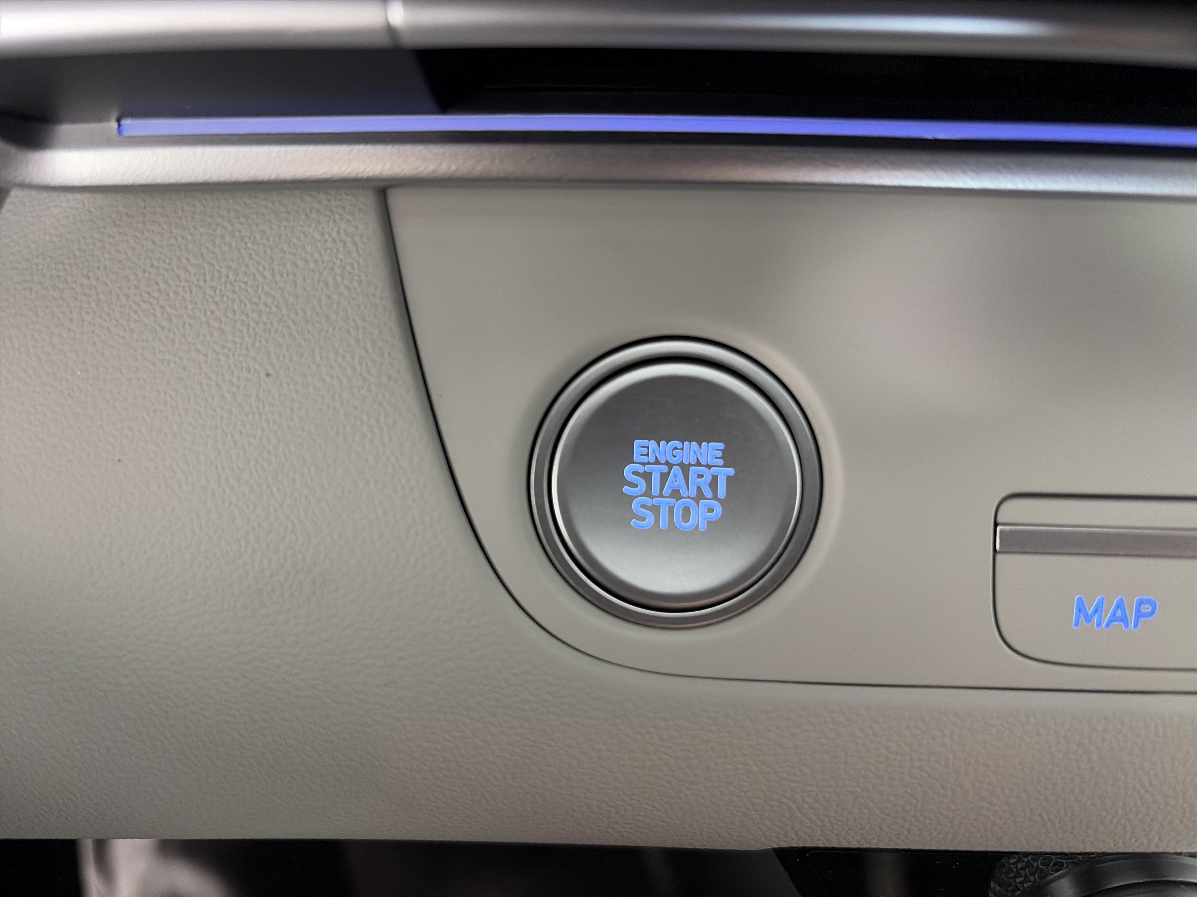 New 2025 Hyundai Elantra Limited FWD image 32