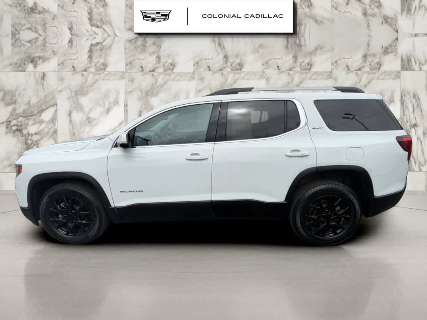 Used 2021 GMC Acadia SLT w/ Technology Package AWD/4WD image 2