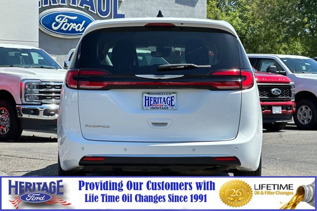 Used 2023 Chrysler Pacifica Touring-L image 5