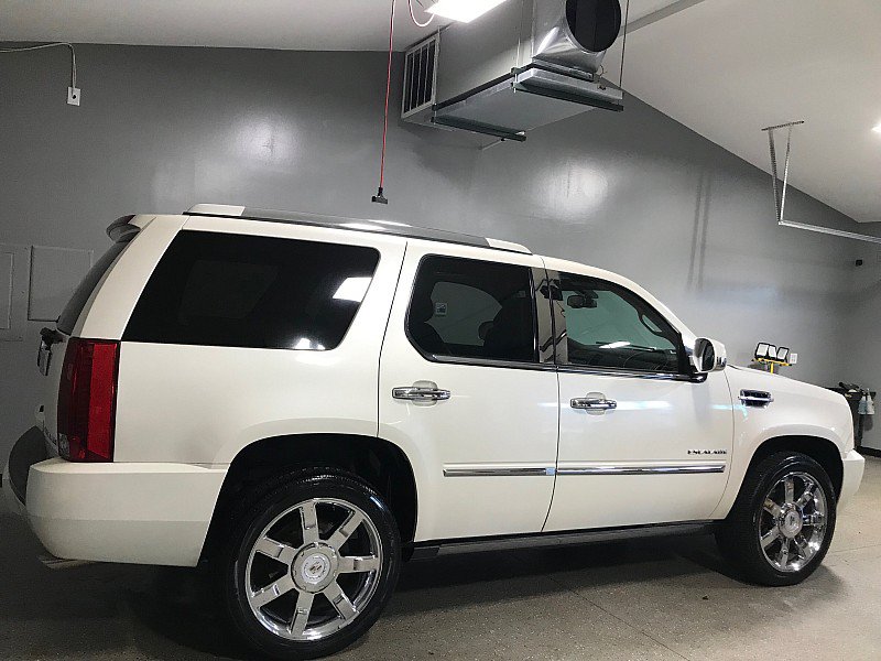 Used 2010 Cadillac Escalade Premium AWD/4WD image 3