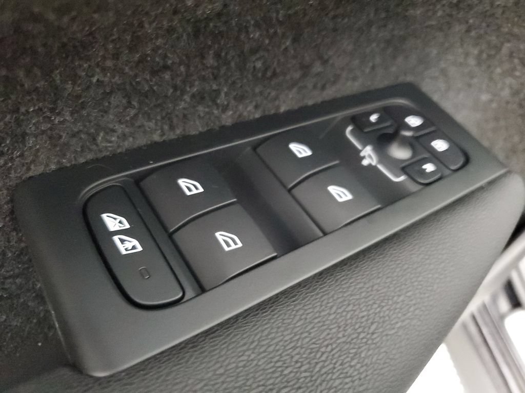 Certified 2024 Volvo XC40 B5 Ultimate w/ Protection Package Premier AWD/4WD image 18