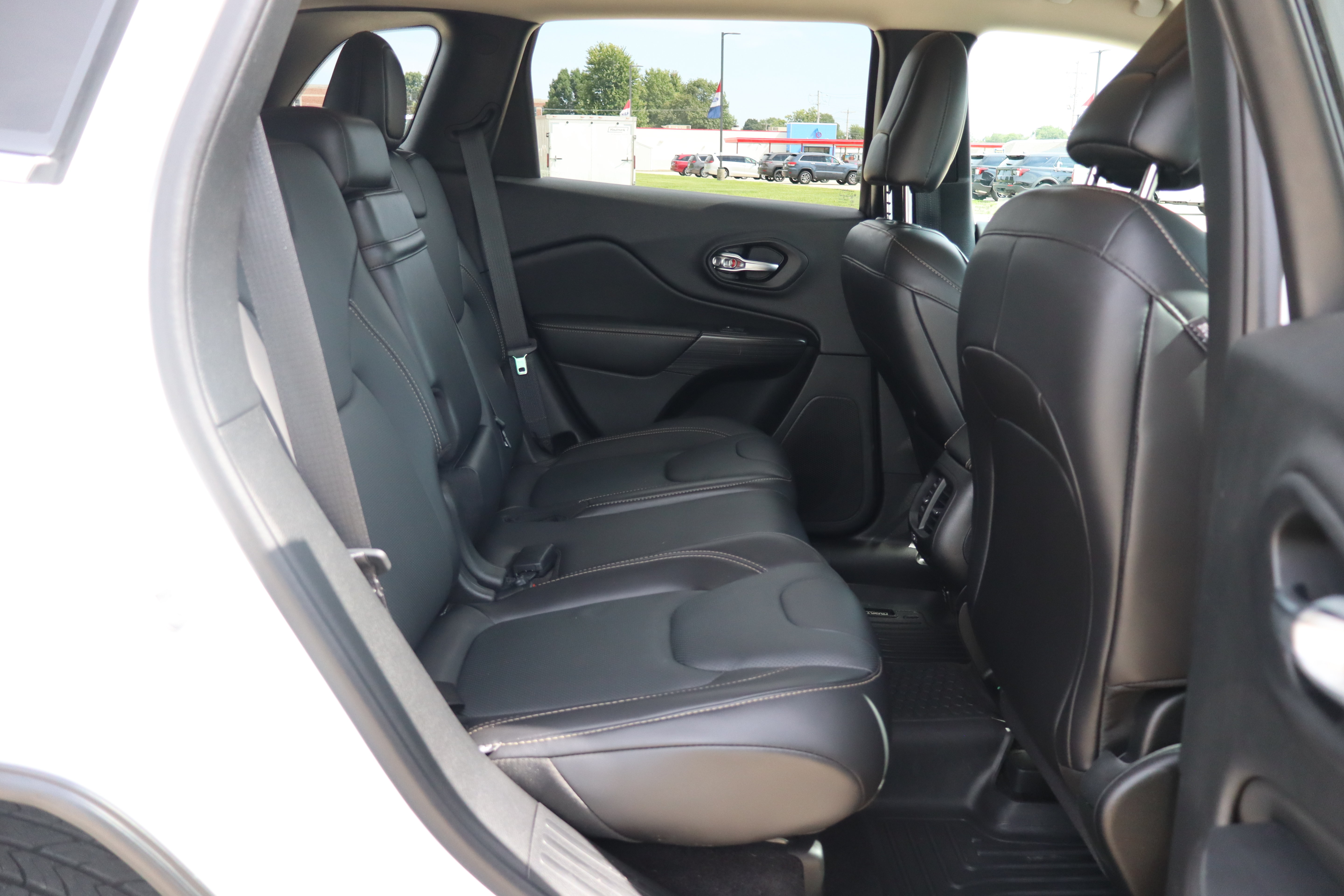 Used 2017 Jeep Cherokee Limited w/ Luxury Group AWD/4WD image 11