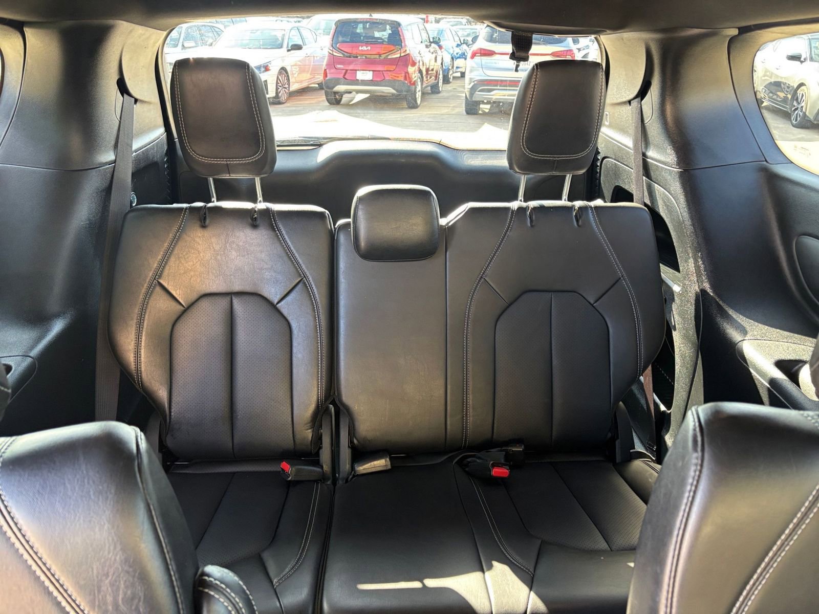 Used 2025 Chrysler Pacifica Select image 31