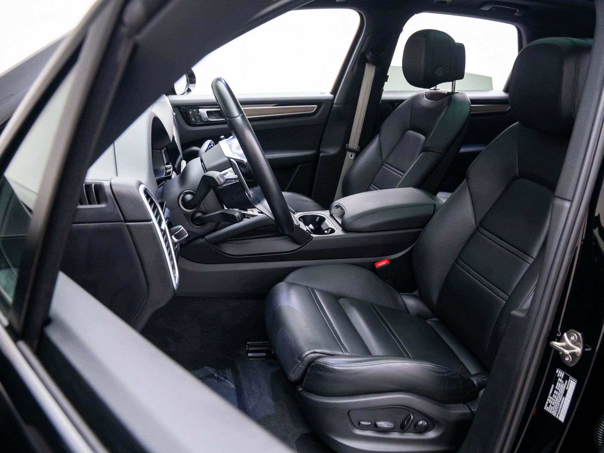 Certified 2023 Porsche Cayenne Platinum Edition image 5