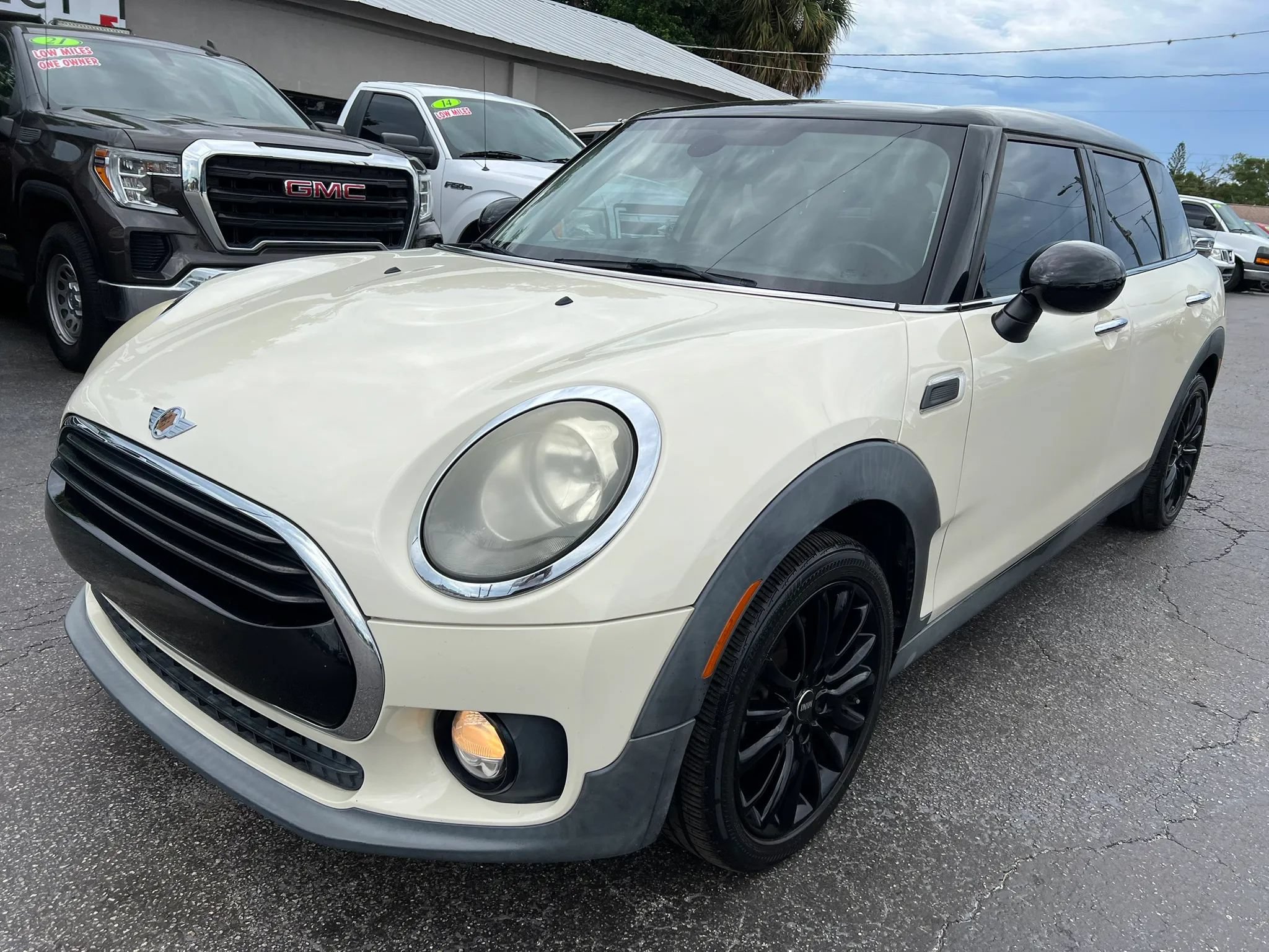 Used 2017 MINI Cooper Clubman FWD image 2
